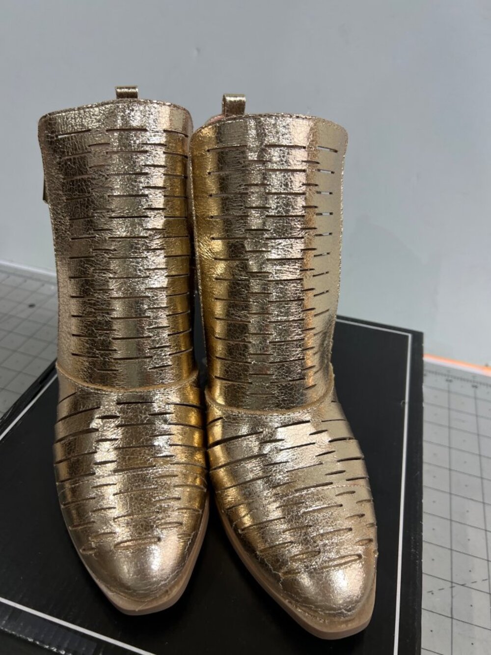 Qupid Prenton-09 Gold Distressed Women's Ankle Boots Sz. 7.5 Low Heel - Picture 2 of 8